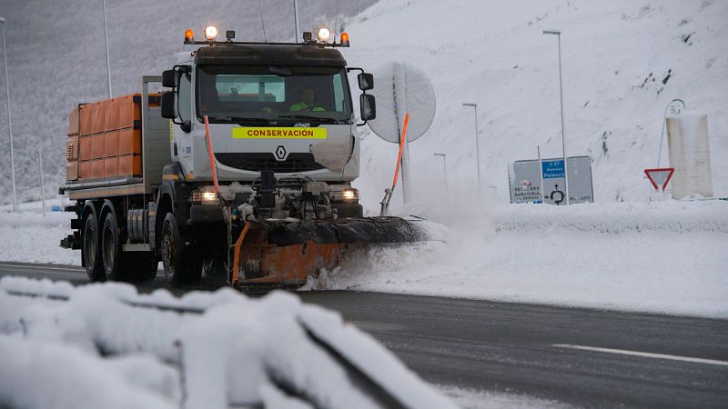El temporal de nieve complica la circulación en más de 250 carreteras y cierra varias autovias
