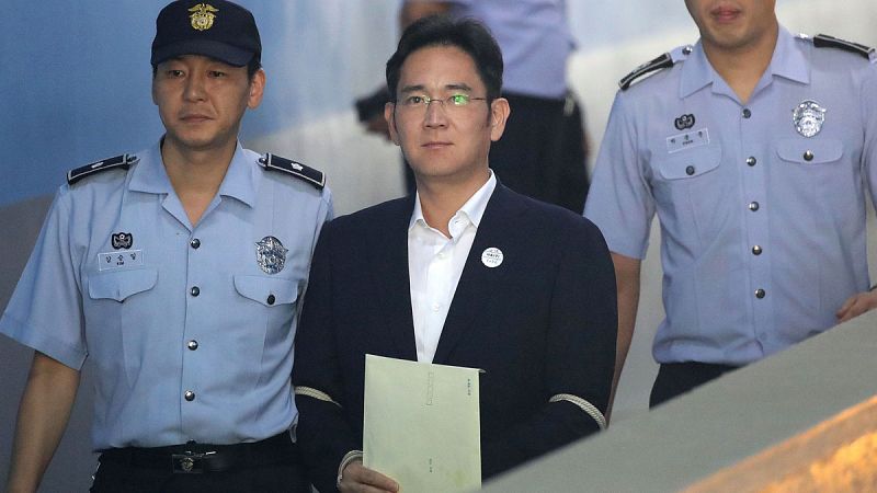 Liberan al heredero de Samsung tras suspenderse su condena por soborno a la expresidenta surcoreana