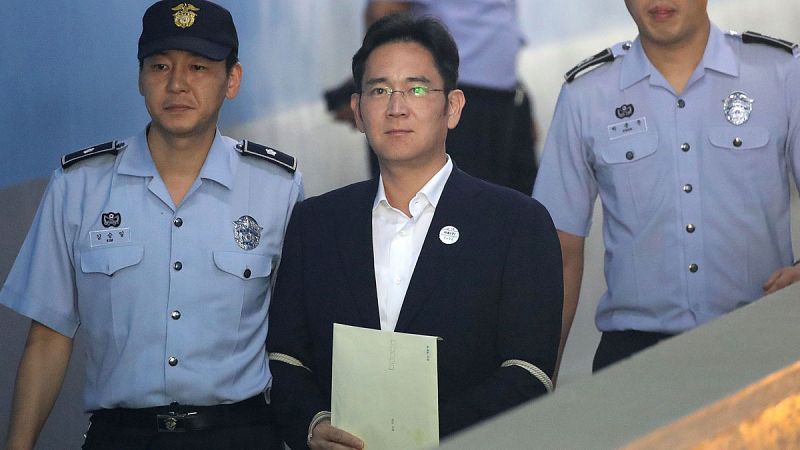 Liberan al heredero de Samsung tras suspenderse su condena por soborno a la expresidenta surcoreana