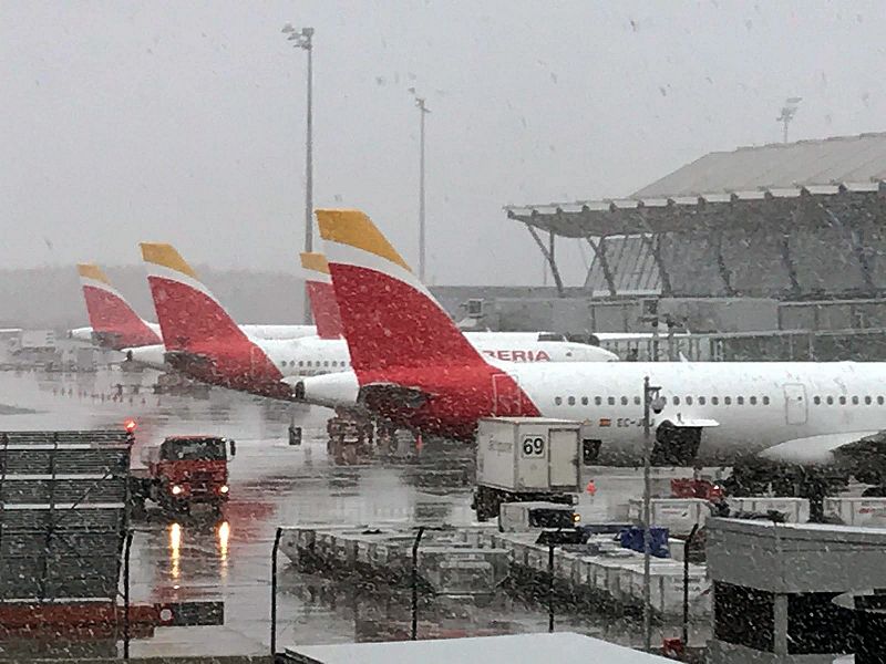La nieve obliga a cancelar 70 vuelos en Barajas y más de 140 carreteras siguen afectadas en toda España