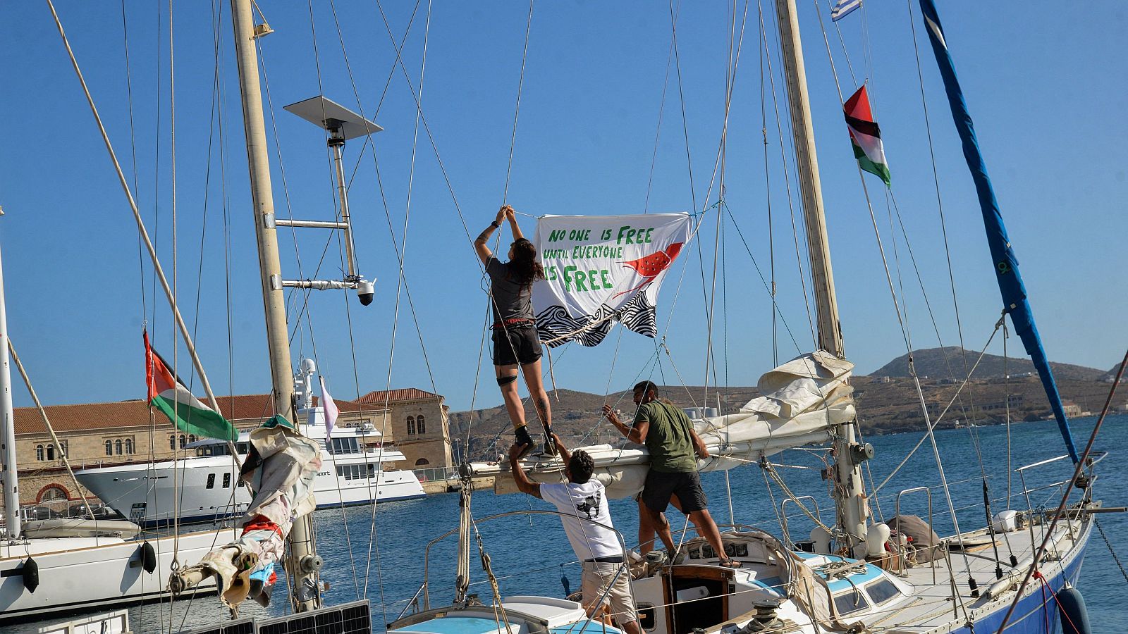 Ariadna Masmitjà y Eduard Lucas, a bordo de la flotilla: "Pretenden amedrentarnos" - El mundo en 24 horas | Ver