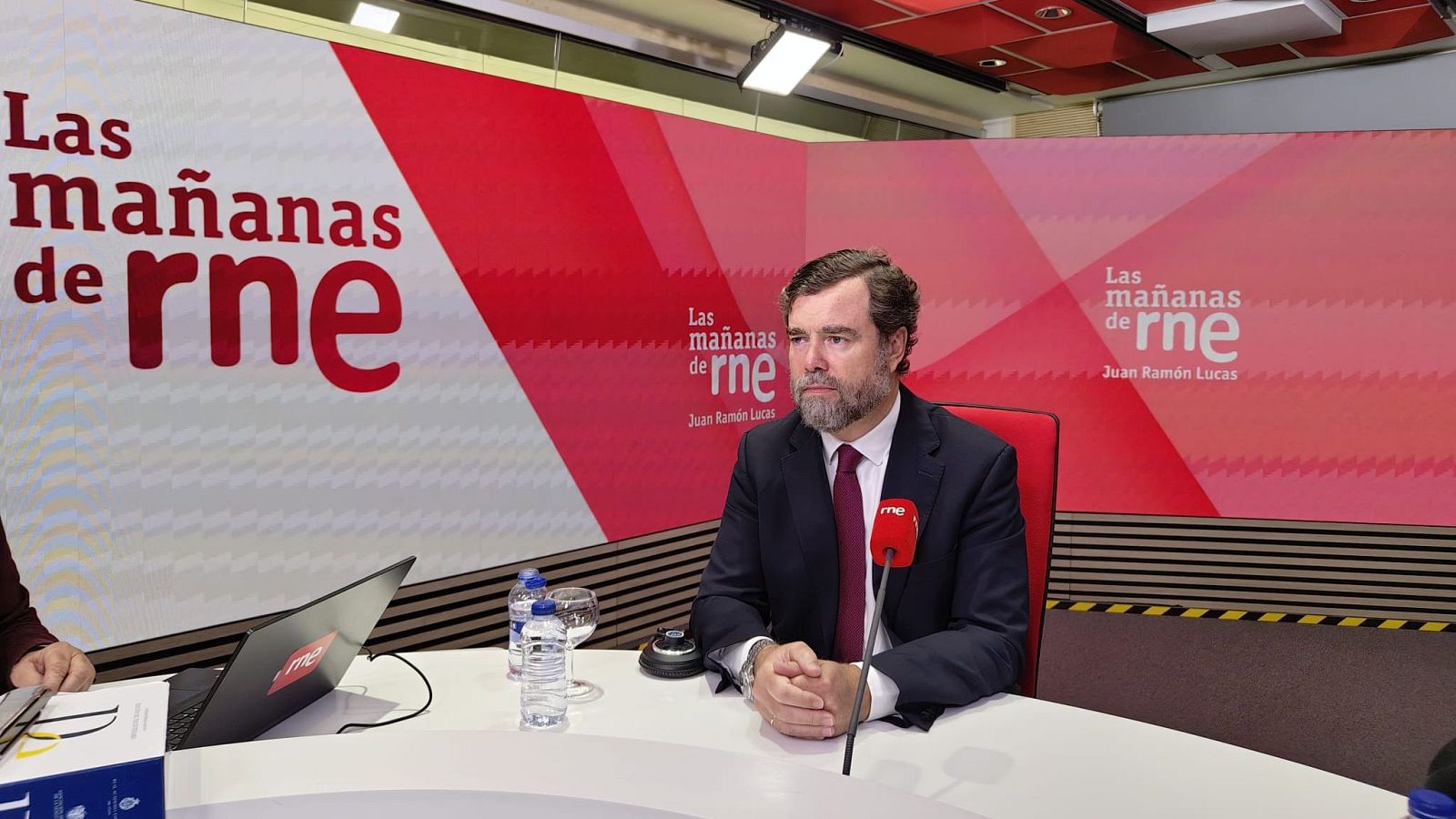 Iván Espinosa de los Monteros presenta Atenea: "Una plataforma para gente competente que pueda contribuir al debate público sin entrar en política" - Escuchar ahora