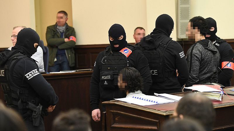 Salah Abdeslam se niega a responder en su primer juicio: "No tengo miedo de usted. Tengo confianza en Alá"