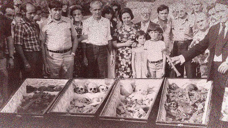 "Enterrarlos bien": las 'exhumaciones tempranas' de la Transición y los pioneros de la memoria democrática