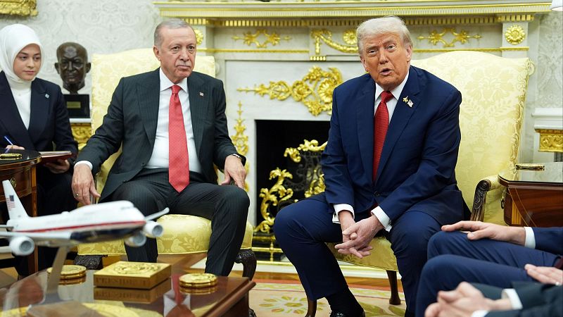 Trump condiciona levantar los aranceles a Turquía si deja de comprar petróleo a Rusia