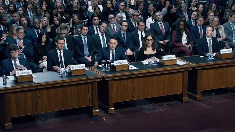 'La trampa de las redes sociales': el documental que aborda la lucha de padres de EEUU y Europa contra las cinco grandes compaas