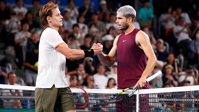 Carlos Alcaraz se olvida del tobillo izquierdo, tumba a Bergs y se sit�a en cuartos en el Abierto de Tokio