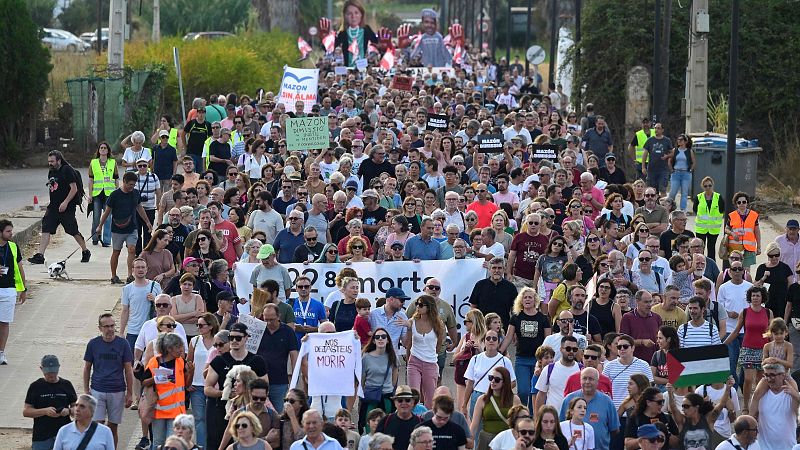 Undécima manifestación contra la gestión de Mazón de la dana con alerta máxima por lluvias en Valencia