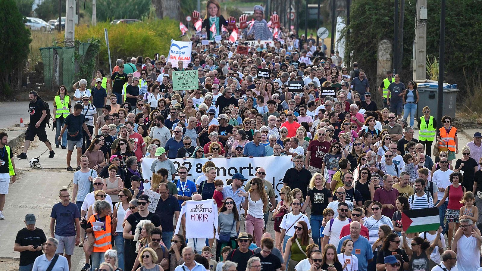 El 'Puente de la solidaridad' acoge la undécima marcha contra Mazón | Ver