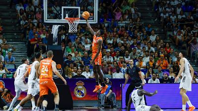 El Valencia Basket destrona al Real Madrid en la Supercopa de baloncesto en el estreno de Sergio Scariolo