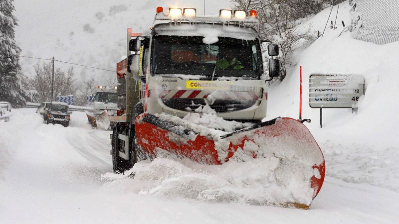La nieve afecta a 185 tramos de carreteras del norte y noreste, de los que 74 siguen cerrados al tráfico