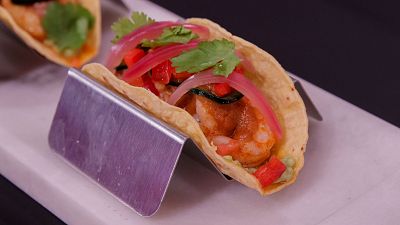 Receta de tacos mexicanos con gambas, jalapeos y cebolla de Miguel Torres en MasterChef Celebrity 10