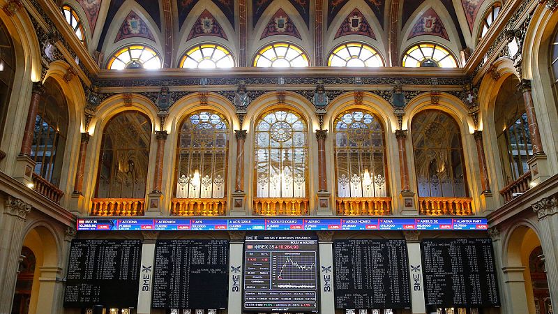 El Ibex cae el 2,53% y retrocede a niveles de marzo lastrado por el desplome en Wall Street