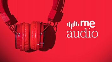 Auriculares para escuchar un podcast sobre fondo rojo