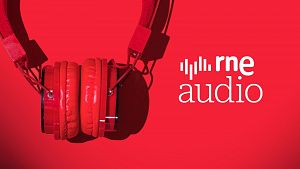 Auriculares para escuchar un podcast sobre fondo rojo