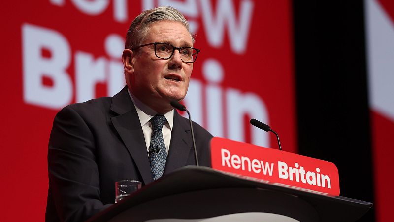 Starmer advierte del auge de la extrema derecha en Reino Unido y apela a la clase trabajadora para mantener su apoyo