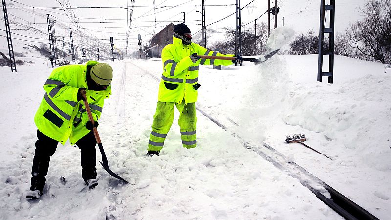 Sin clases, sin luz e interrumpido el tráfico ferroviario por la nieve