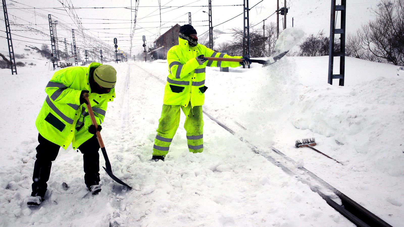 Cortes de luz y de tráfico ferroviario en el norte peninsular por el temporal de nieve
