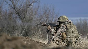 Un soldado recin reclutado de la 37 Brigada de Marines ucraniana participa en un entrenamiento tctico antes de su despliegue en un lugar no revelado de la regin de Donetsk