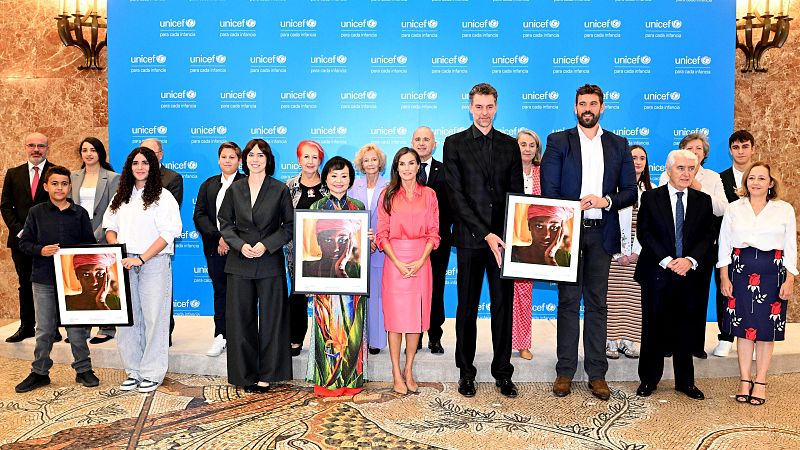La reina entrega los Premios Unicef a la Fundación Gasol, la niña del Napalm y la red de periodistas Cibercorresponsales