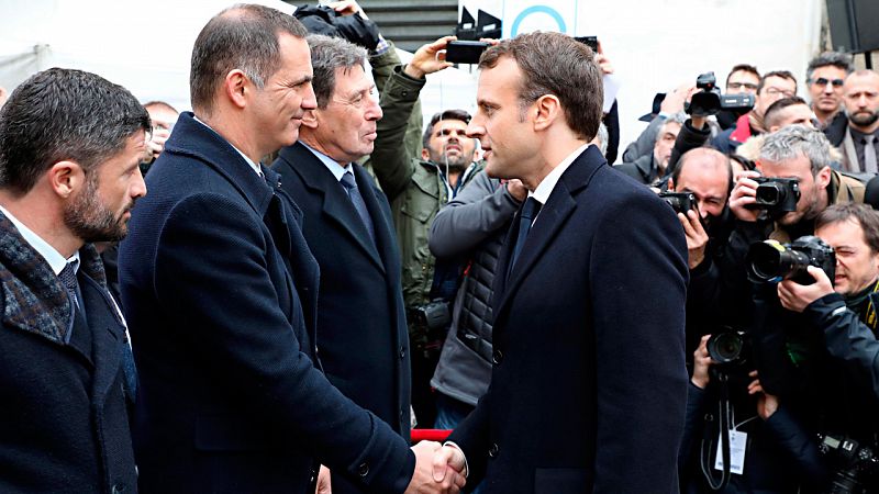 Macron exhibe firmeza ante el nacionalismo en su visita a Córcega