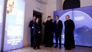 El president Illa i l'abat de Montserrat, Manel Gasch, visiten l'exposici al Palau de la Cancelleria, a Roma