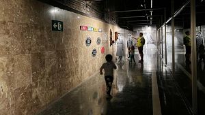 Dos infants descobrint l'antiga estaci de Gaud | LAURA FGULS (ACN)