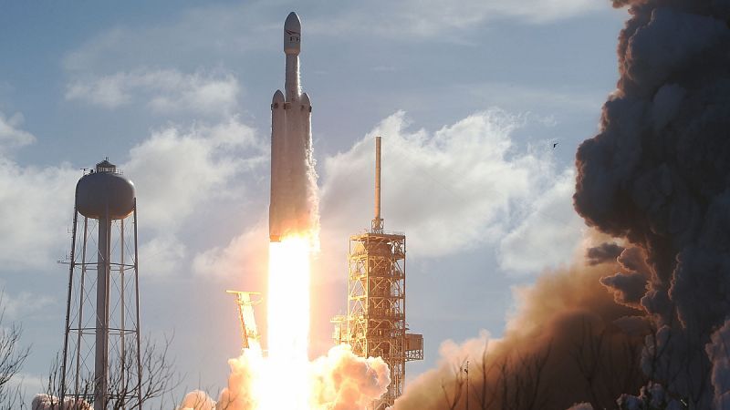 El Falcon Heavy, el cohete más potente del mundo, inicia su primer vuelo