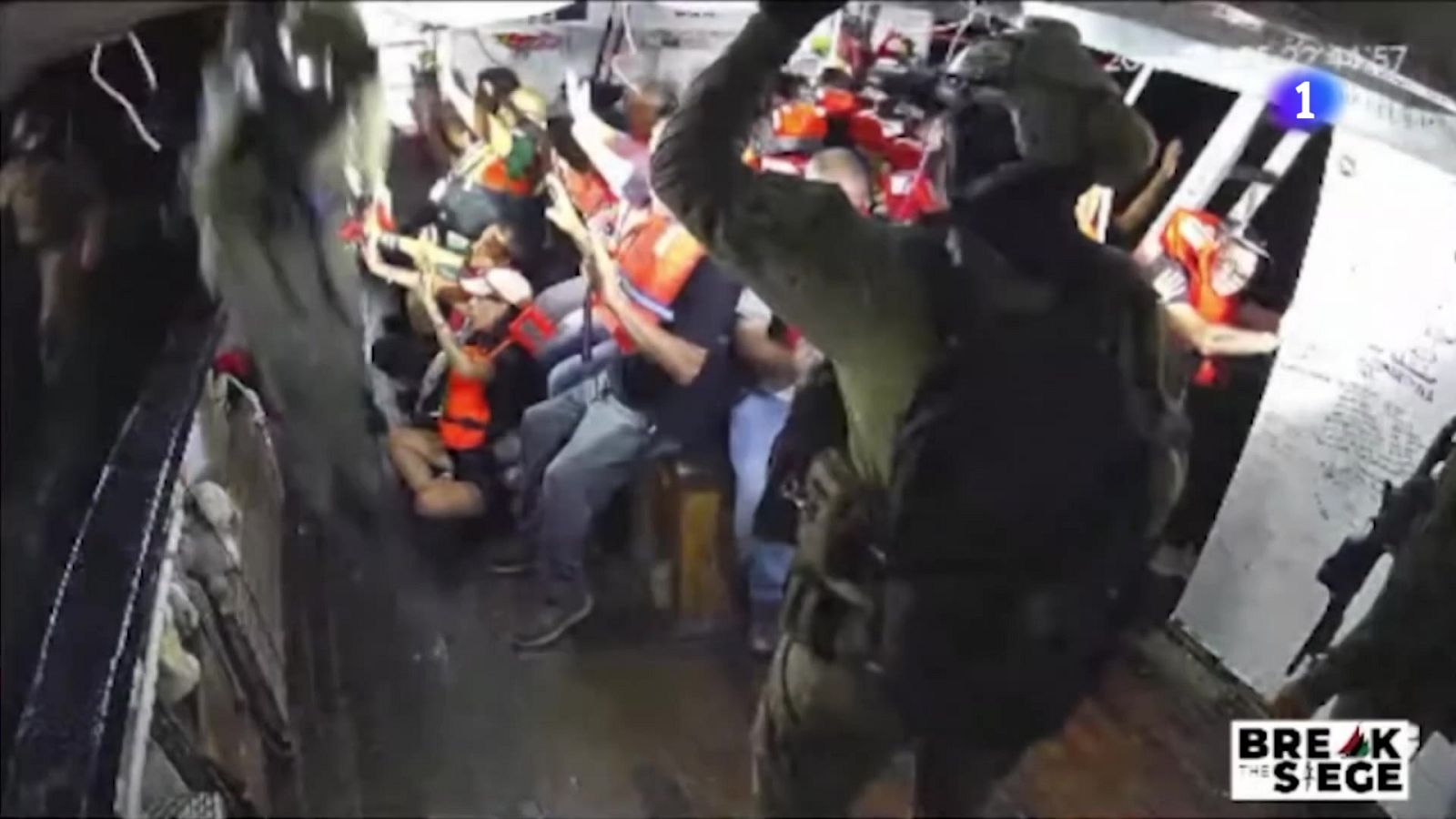 Vuelven a España 21 de los 49 tripulantes de la flotilla | Ver