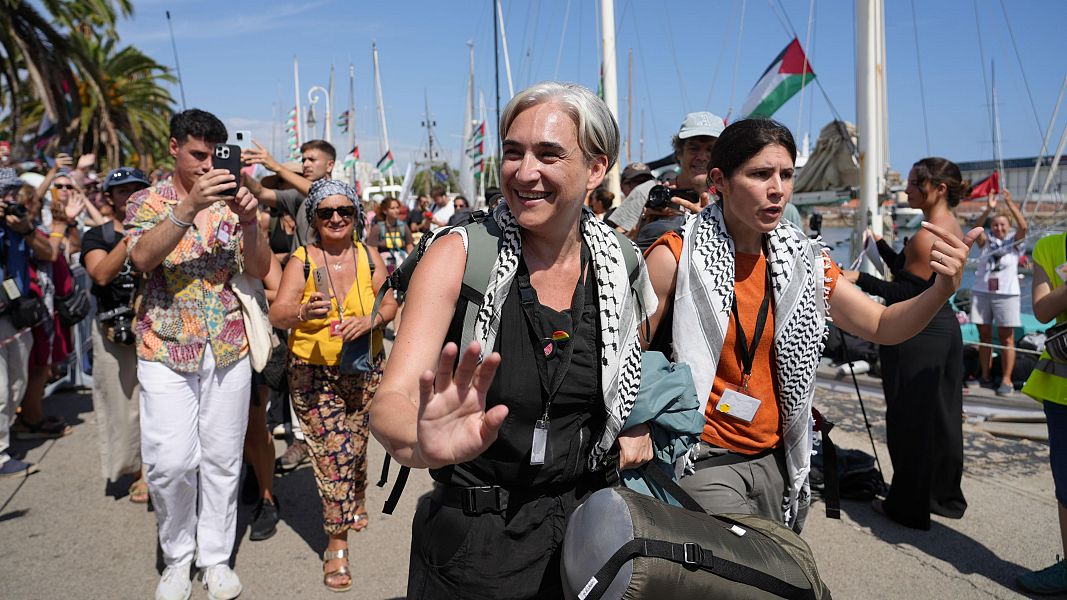 Ada Colau saluda les persones que van acomiadar els vaixells de la Flotilla al port de Barcelona