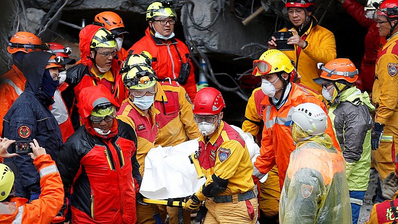 Las autoridades buscan a mLas autoridades buscan a más de 50 desaparecidos tras el terremoto en Taiwán