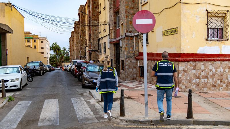 La polic�a cient�fica entra en el portal del domicilio donde se hall� el cuerpo