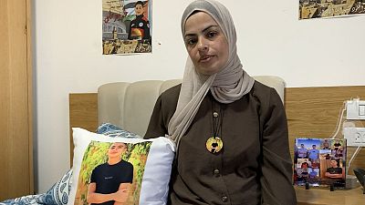 "No dejaron a su madre, ni a su familia, ni a nadie llegar a él"-Escuchar ahora