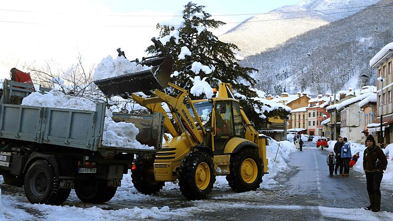 La nieve afecta a 191 carreteras del norte y mantiene suspendido el tráfico ferroviario entre Asturias y León