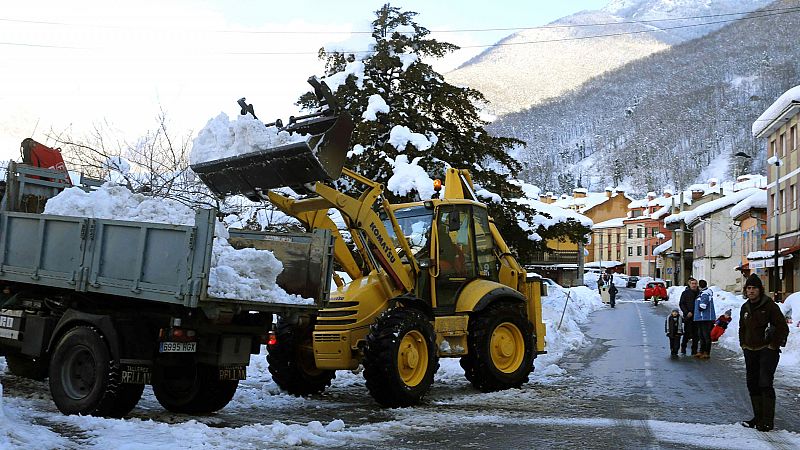 La nieve afecta a 191 carreteras del norte y mantiene suspendido el tráfico ferroviario entre Asturias y León