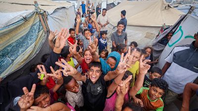 Nios palestinos celebran el anuncio del acuerdo en el campo de Nuseirat