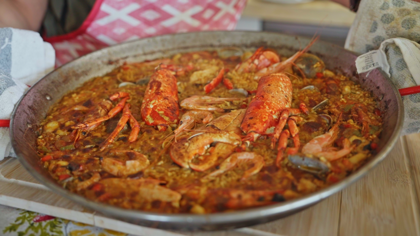 S�lvia Abril descobreix la recepta de paella de marisc m�s aut�ntica al Delta de l'Ebre