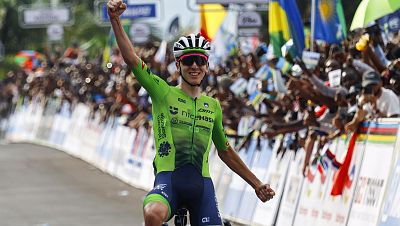 Tadej Pogacar hace del 2025 un 'Monumento' al ciclismo