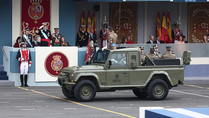La Familia Real al completo preside el desfile del Da del 12-O, con abucheos a Snchez y notables ausencias