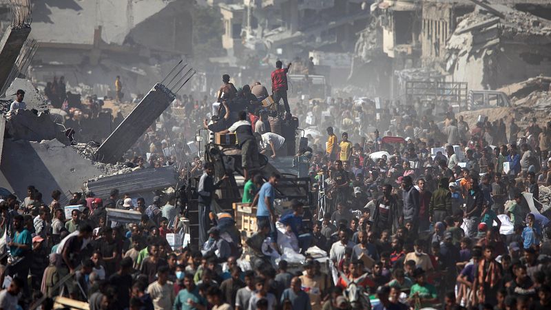 Los gazatíes se abalanzan sobre los primeros camiones con ayuda humanitaria que entran de Egipto tras el acuerdo