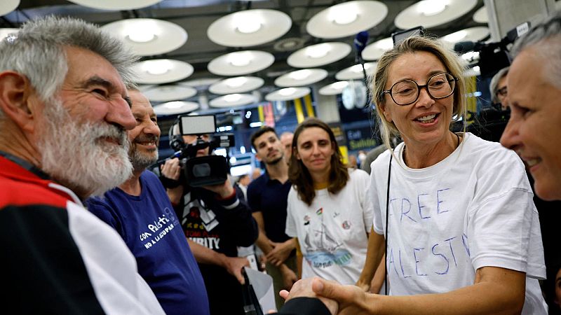 La activista española Reyes Rigo y otros cinco miembros de la Flotilla a Gaza llegan a Madrid