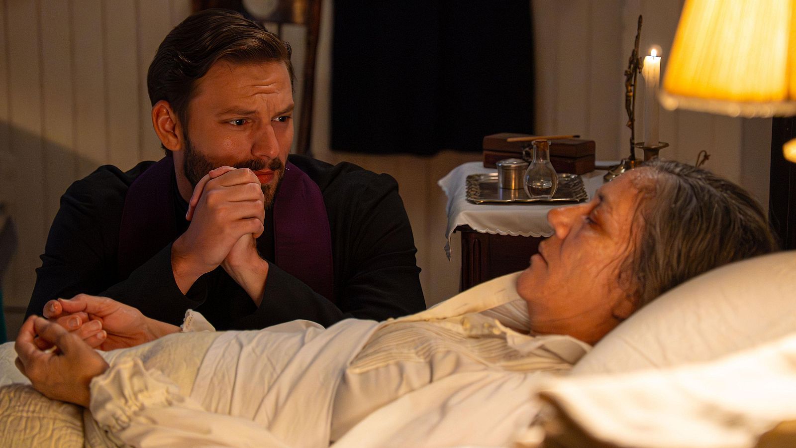 La Promesa - Petra recibe la extremaunción - La promesa | Ver