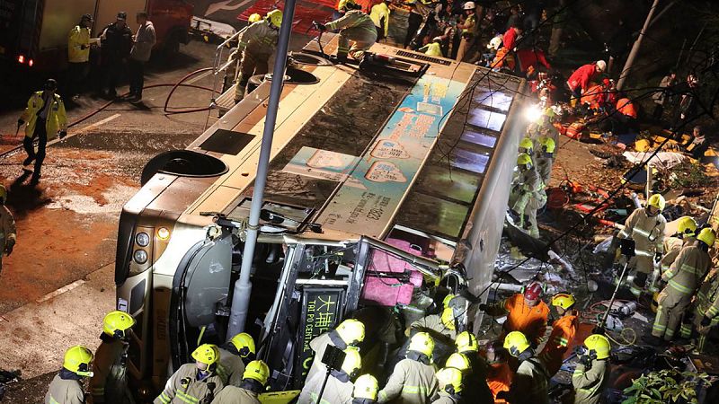 18 muertos y 62 heridos en un accidente de autobús en Hong Kong