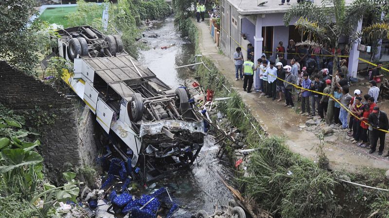 27 muertos y 16 heridos al volcar un autobús en Indonesia