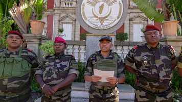 El comandante de la unidad militar CAPSAT, Michael Randrianirina, anuncia que ha tomado el poder en Madagascar