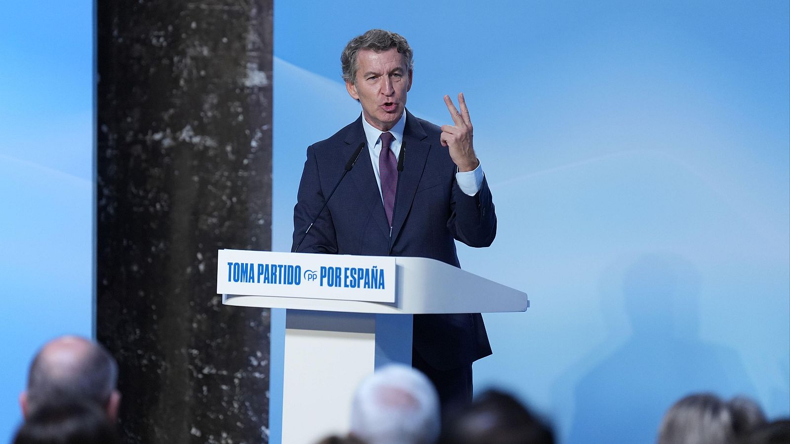 El PP endurece su posición en inmigración: "La nacionalidad española no se regala" - Telediario 1 | Ver