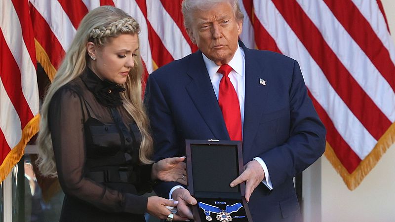 Trump entrega a Charlie Kirk la máxima condecoración civil mientras aumenta la presión contra los grupos de izquierda