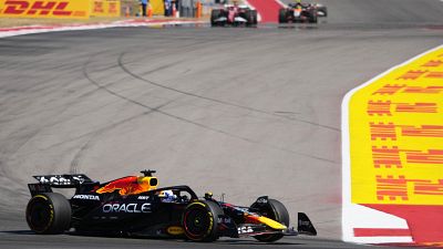 Max Verstappen cierra un fin de semana redondo con victoria y vuelve a recortar a los McLaren