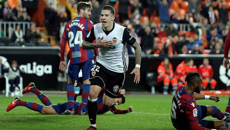 El Valencia se lleva el derbi en un intenso y polémico duelo