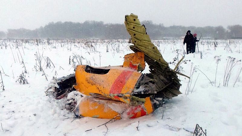 El avión siniestrado en Moscú explotó y se incendió solo tras chocar con la tierra